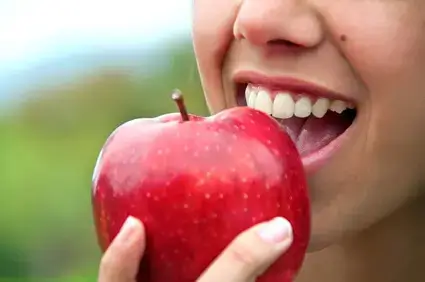 Appel bijten met tanden